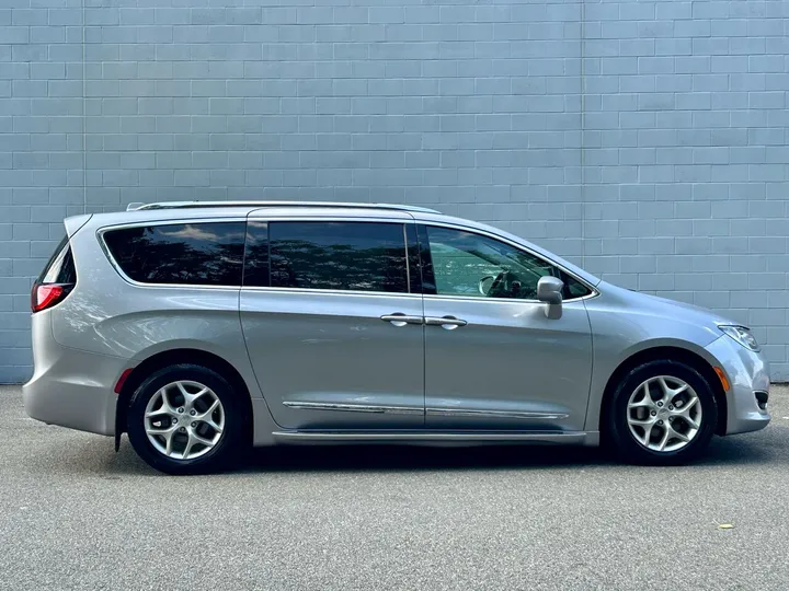 Gray, 2018 Chrysler Pacifica Image 12