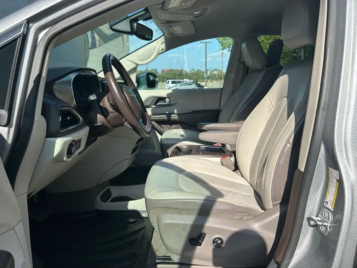 Gray, 2018 Chrysler Pacifica Image 18