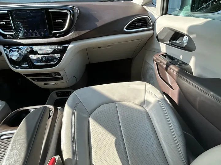 Gray, 2018 Chrysler Pacifica Image 51