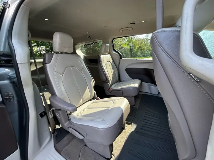 Gray, 2018 Chrysler Pacifica Image 36