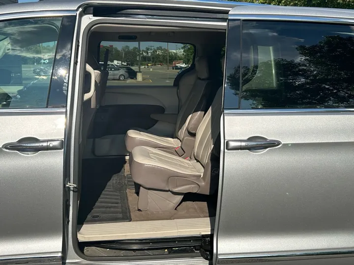 Gray, 2018 Chrysler Pacifica Image 20