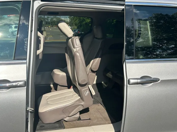 Gray, 2018 Chrysler Pacifica Image 23