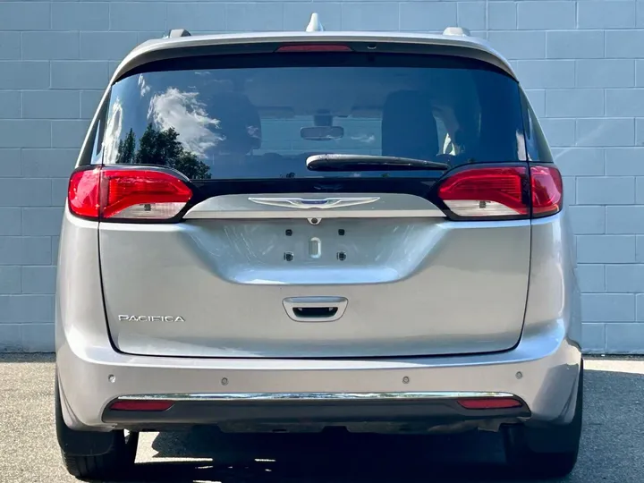 Gray, 2018 Chrysler Pacifica Image 8