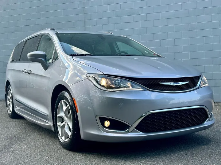 Gray, 2018 Chrysler Pacifica Image 13