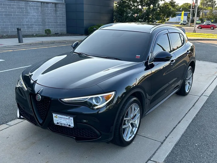 Black, 2018 Alfa Romeo Stelvio Image 11