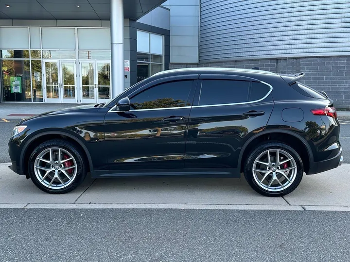 Black, 2018 Alfa Romeo Stelvio Image 2