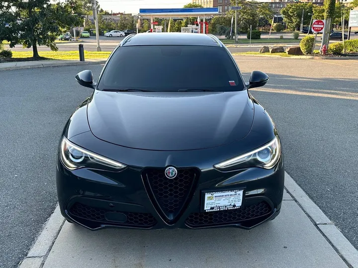 Black, 2018 Alfa Romeo Stelvio Image 10