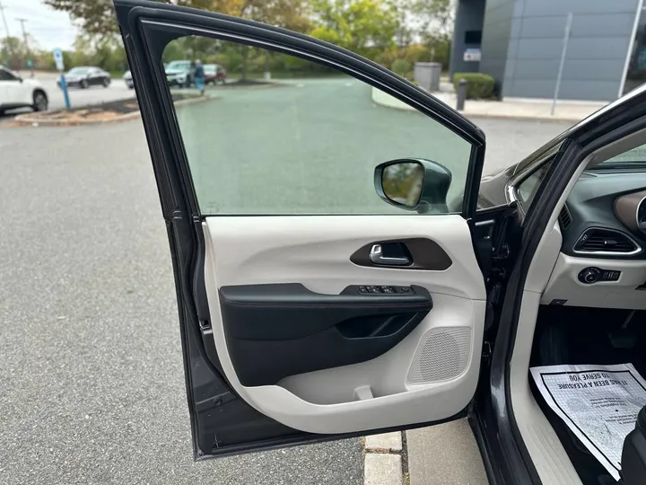 Gray, 2018 Chrysler Pacifica Image 11