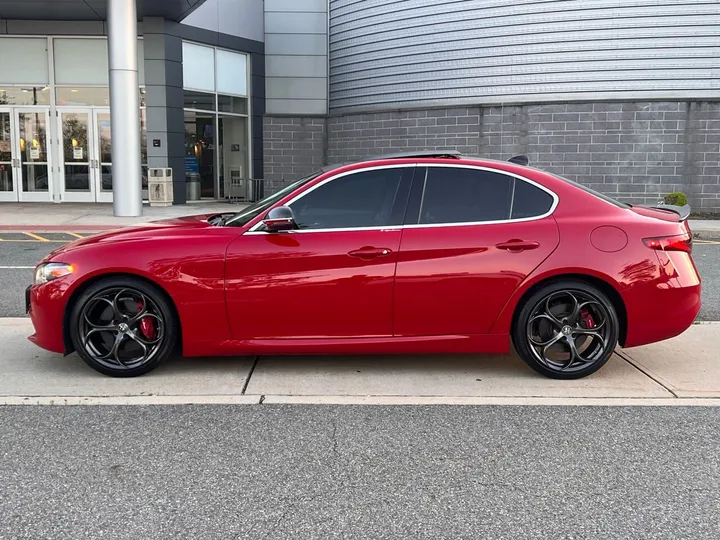 Red, 2018 Alfa Romeo Giulia Image 2