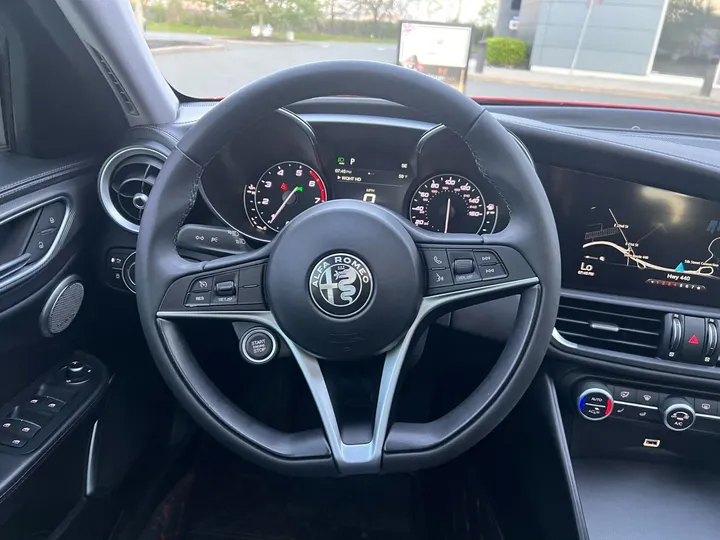 Red, 2018 Alfa Romeo Giulia Image 25