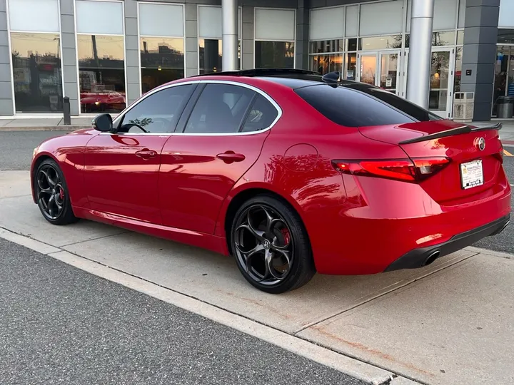 Red, 2018 Alfa Romeo Giulia Image 3