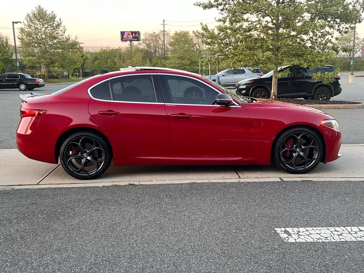 Red, 2018 Alfa Romeo Giulia Image 6