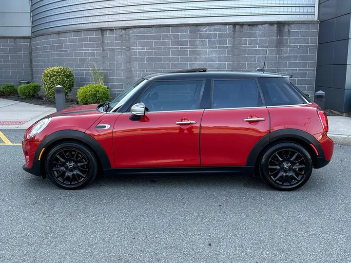 Burgundy, 2017 MINI Hardtop 4 Door Image 2