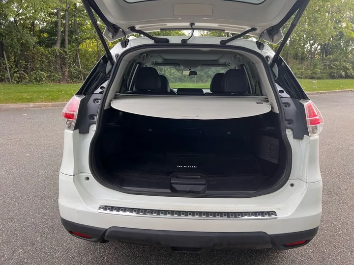 White, 2015 Nissan Rogue Image 22