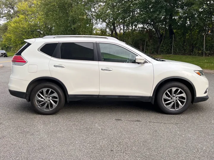 White, 2015 Nissan Rogue Image 9
