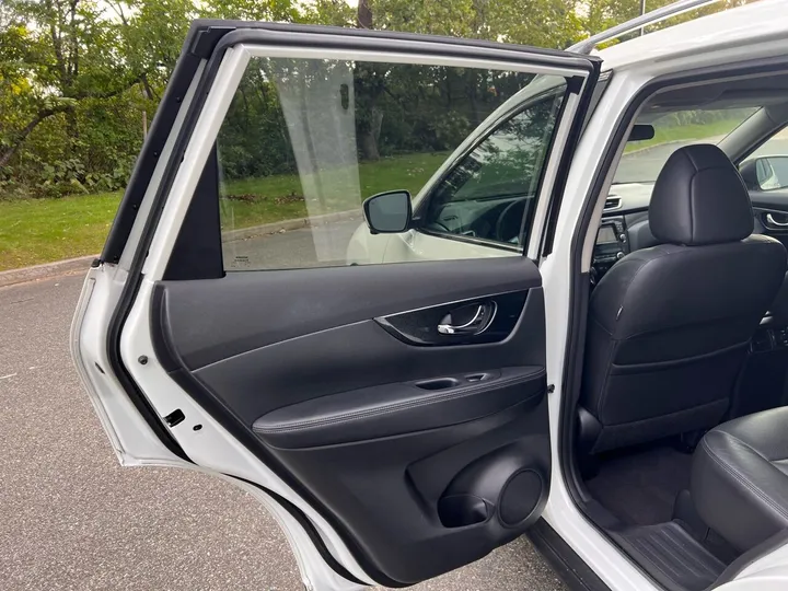 White, 2015 Nissan Rogue Image 17