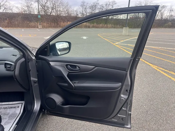 Gray, 2019 Nissan Rogue Sport Image 17