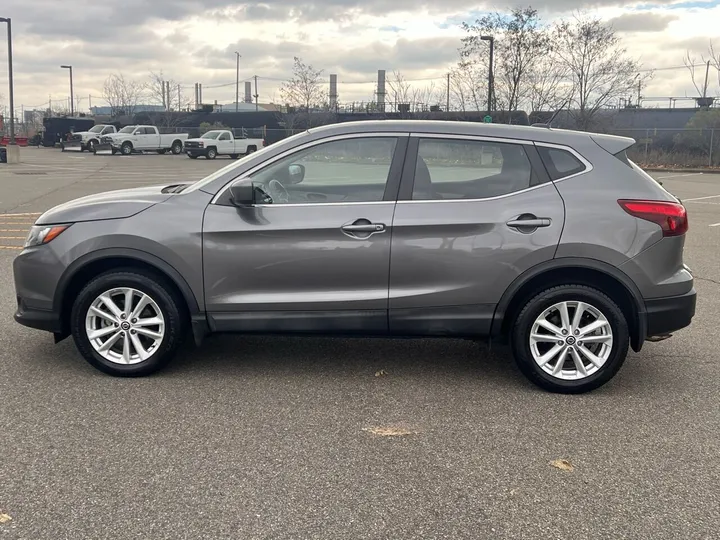 Gray, 2019 Nissan Rogue Sport Image 2