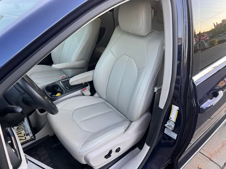 Blue, 2017 Chrysler Pacifica Image 11