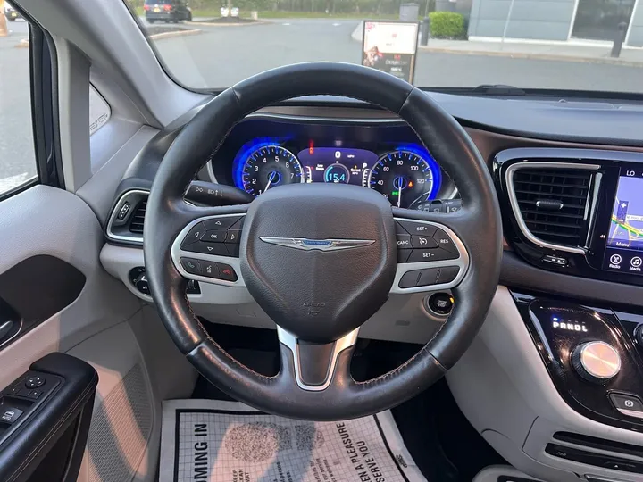 Blue, 2017 Chrysler Pacifica Image 34