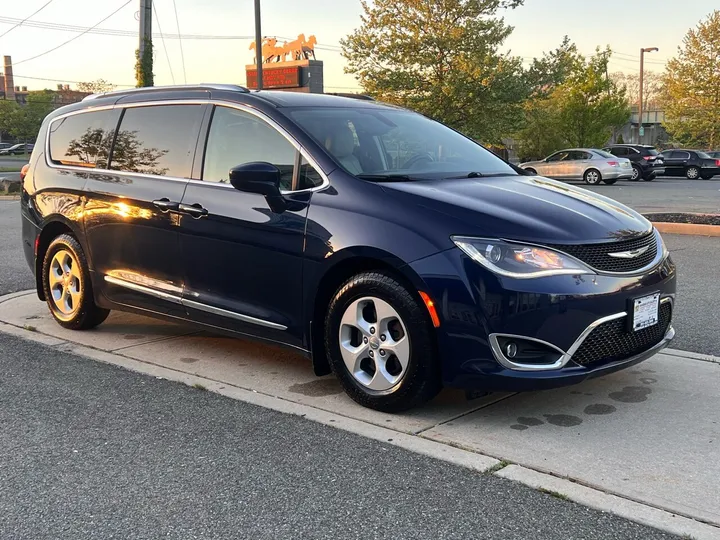 Blue, 2017 Chrysler Pacifica Image 7
