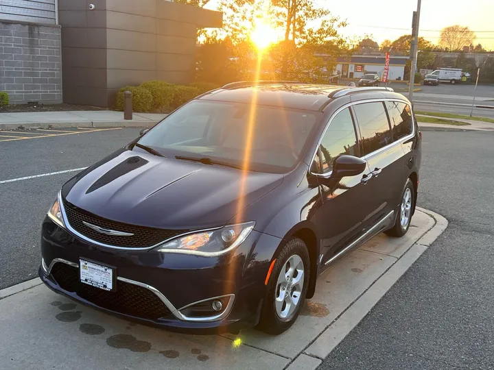 Blue, 2017 Chrysler Pacifica Image 9