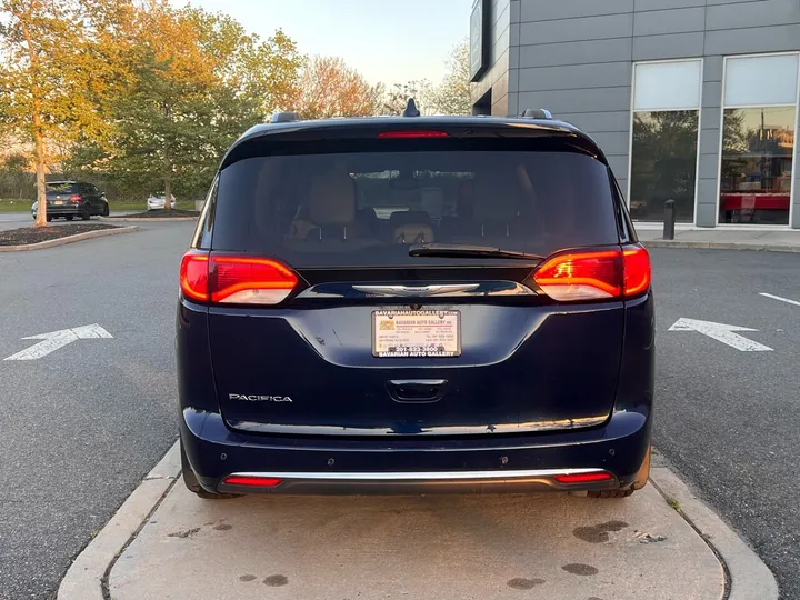 Blue, 2017 Chrysler Pacifica Image 4