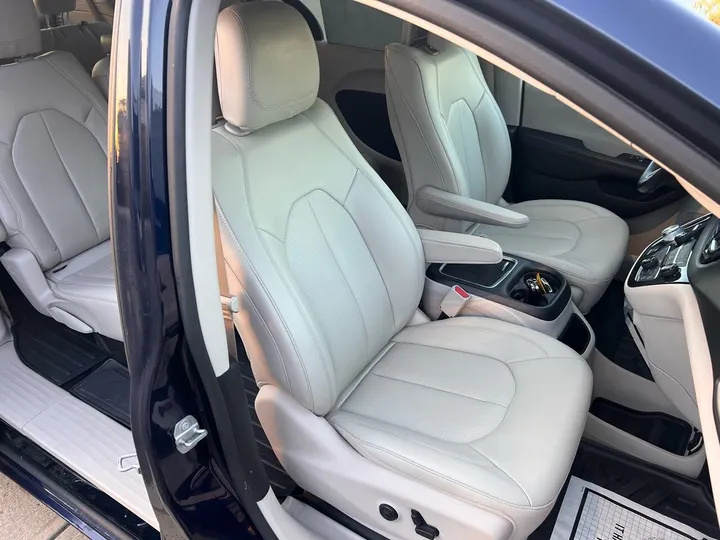 Blue, 2017 Chrysler Pacifica Image 25