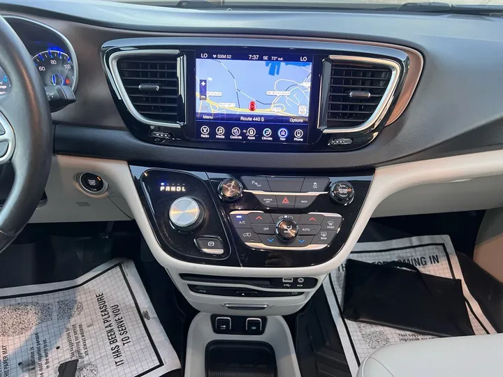 Blue, 2017 Chrysler Pacifica Image 32