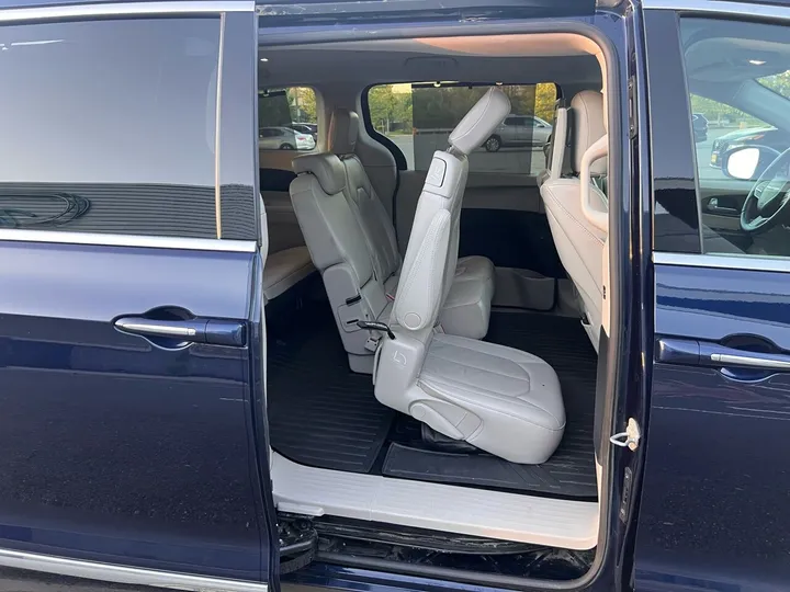 Blue, 2017 Chrysler Pacifica Image 22