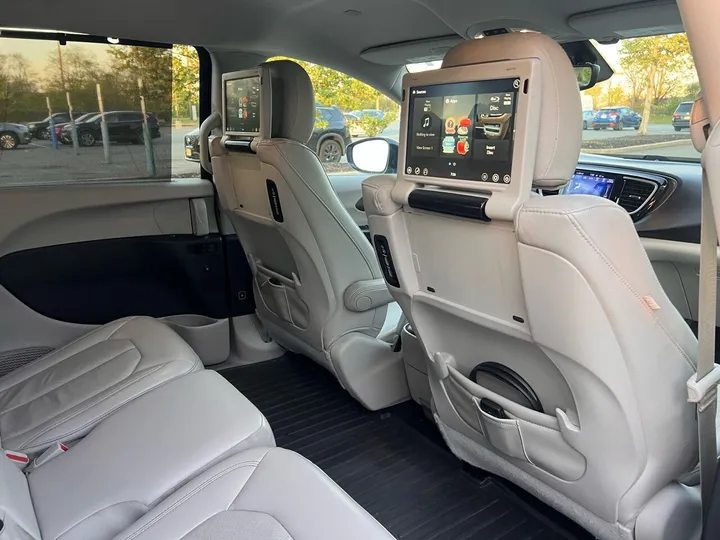 Blue, 2017 Chrysler Pacifica Image 23