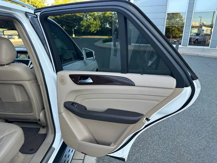 White, 2015 Mercedes-Benz M-Class Image 21