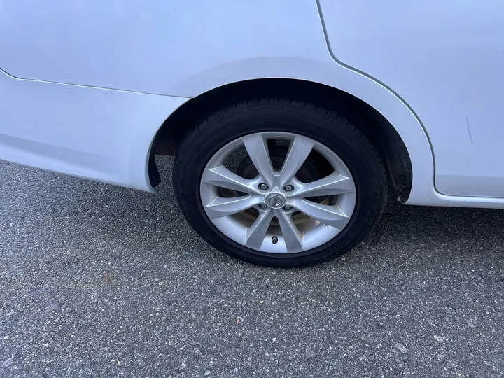 White, 2015 Nissan Versa Image 27