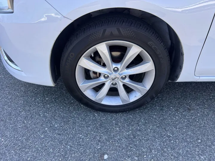 White, 2015 Nissan Versa Image 25