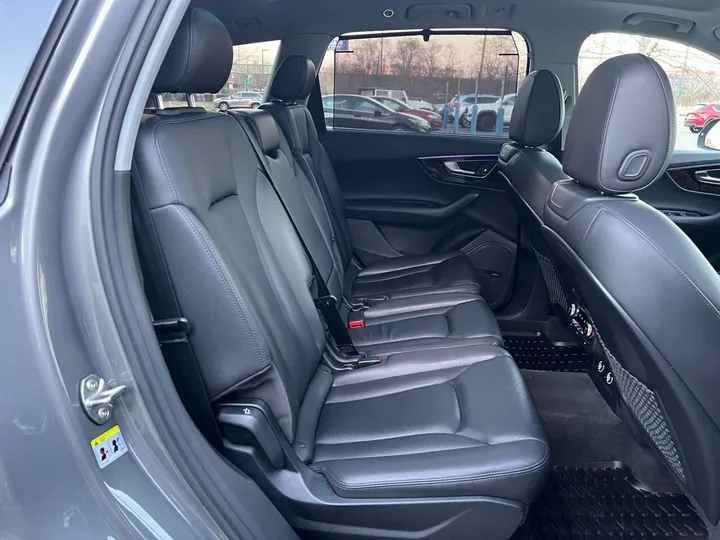 Gray, 2018 Audi Q7 Image 28