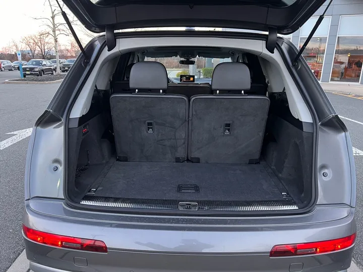 Gray, 2018 Audi Q7 Image 19