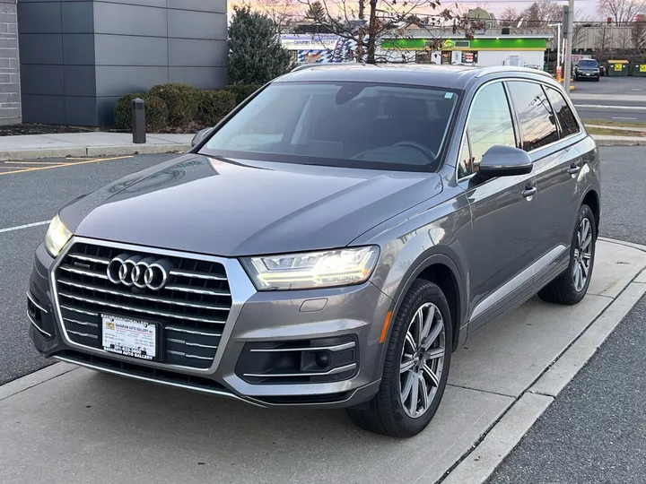 Gray, 2018 Audi Q7 Image 10