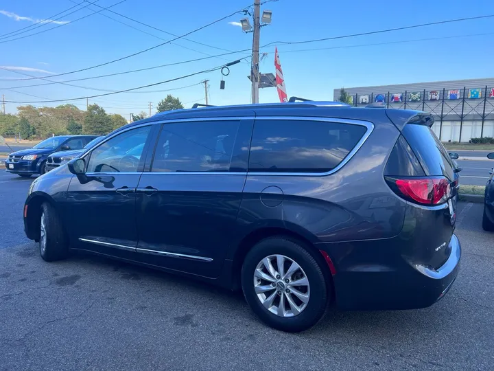 Charcoal, 2018 Chrysler Pacifica Image 4