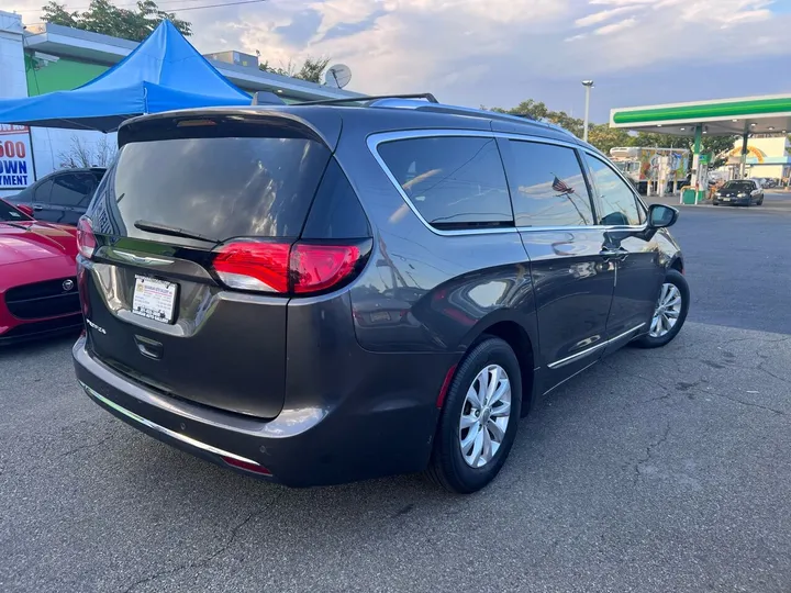 Charcoal, 2018 Chrysler Pacifica Image 8