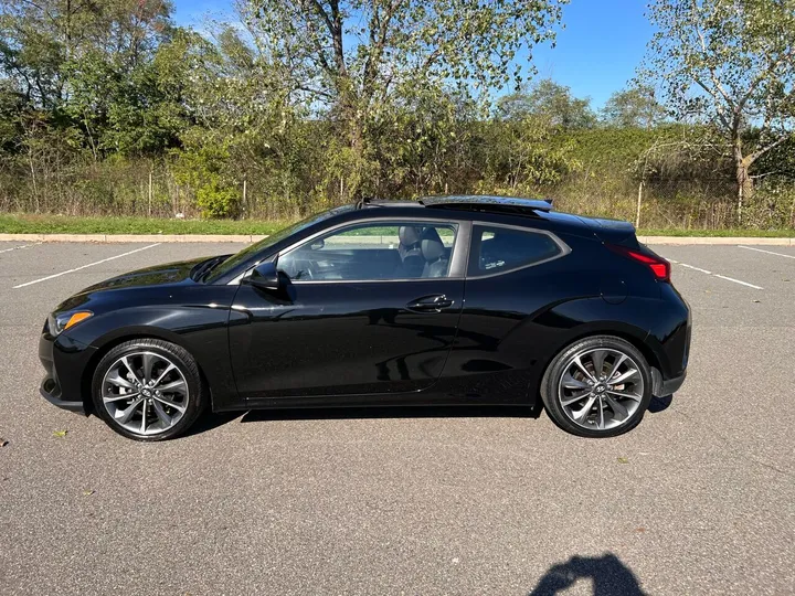 Black, 2019 Hyundai Veloster Image 16