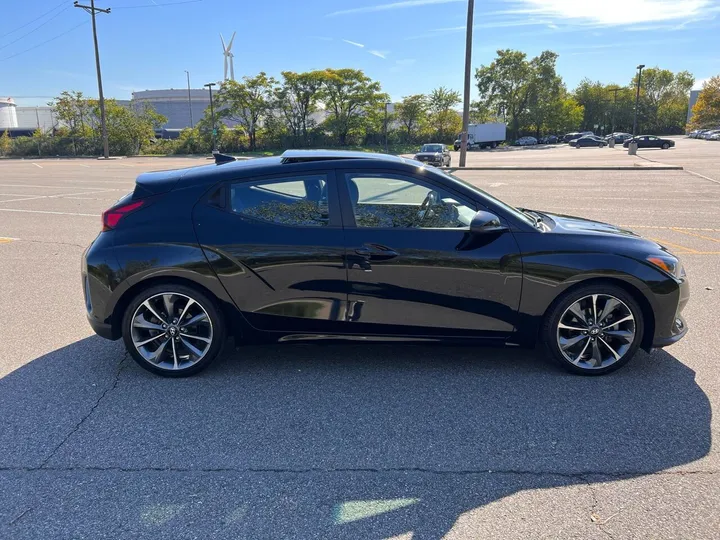 Black, 2019 Hyundai Veloster Image 13