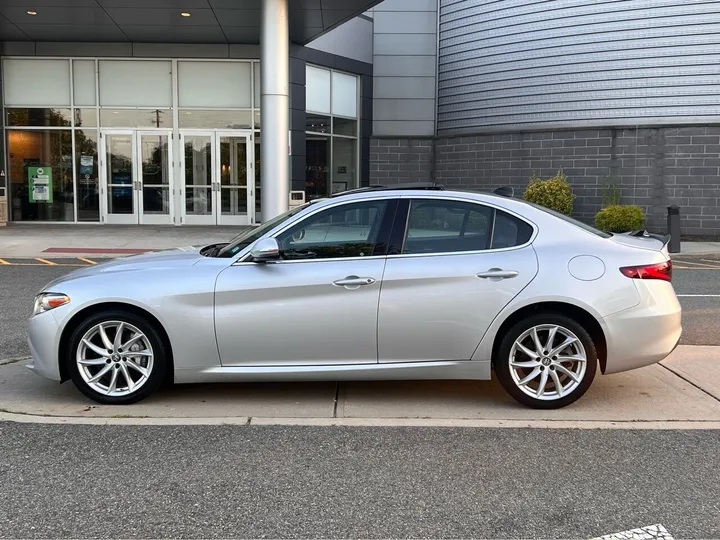 Silver, 2017 Alfa Romeo Giulia Image 2