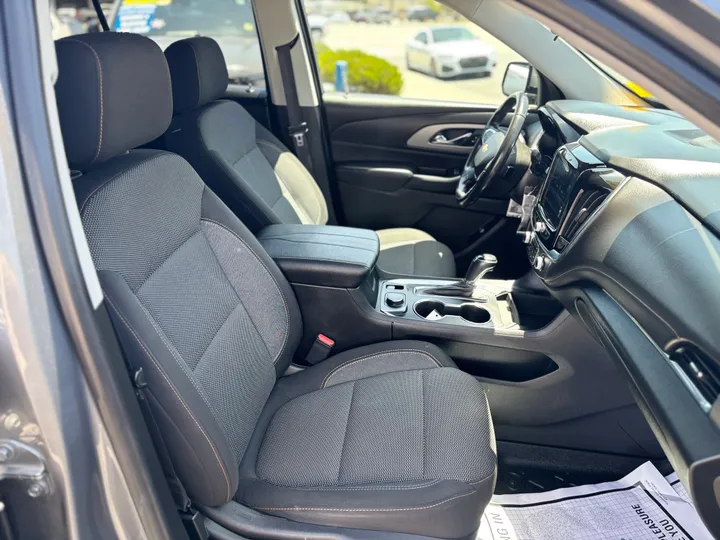 GREY, 2018 CHEVROLET TRAVERSE Image 5