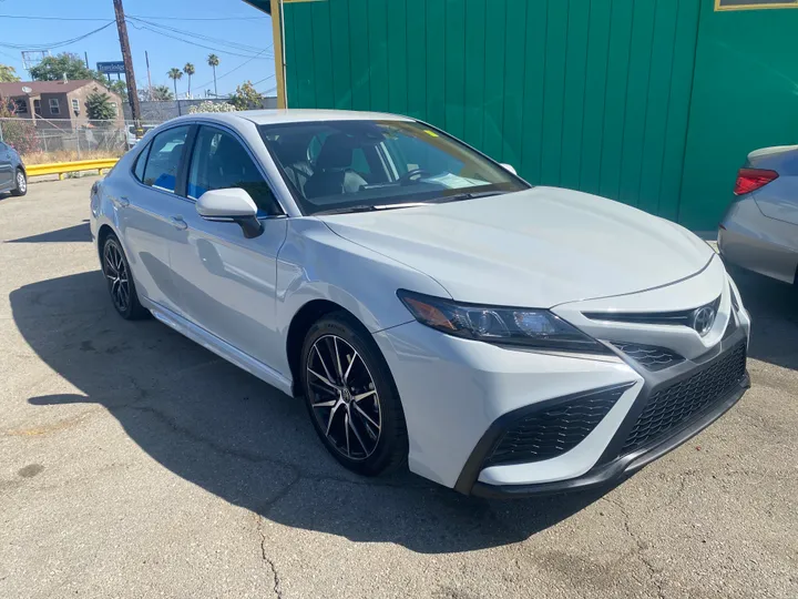 WHITE, 2023 TOYOTA CAMRY Image 3