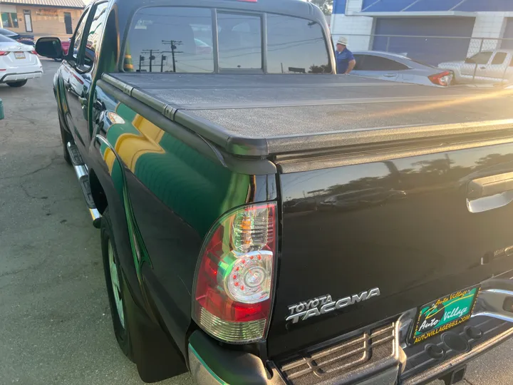 BLACK, 2015 TOYOTA TACOMA DOUBLE CAB Image 18