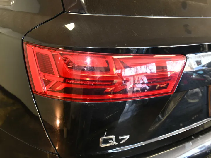 BLACK, 2017 AUDI Q7 Image 10