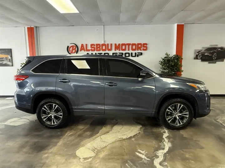 BLUE, 2018 TOYOTA HIGHLANDER Image 3