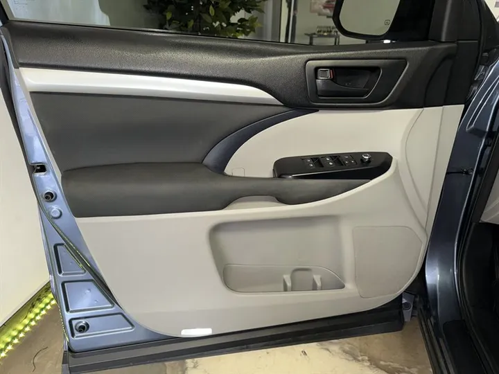 BLUE, 2018 TOYOTA HIGHLANDER Image 5