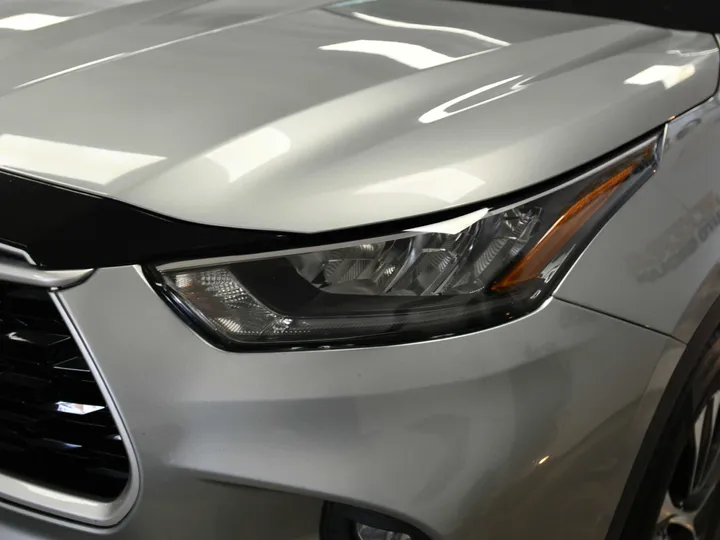 SILVER, 2020 TOYOTA HIGHLANDER Image 4