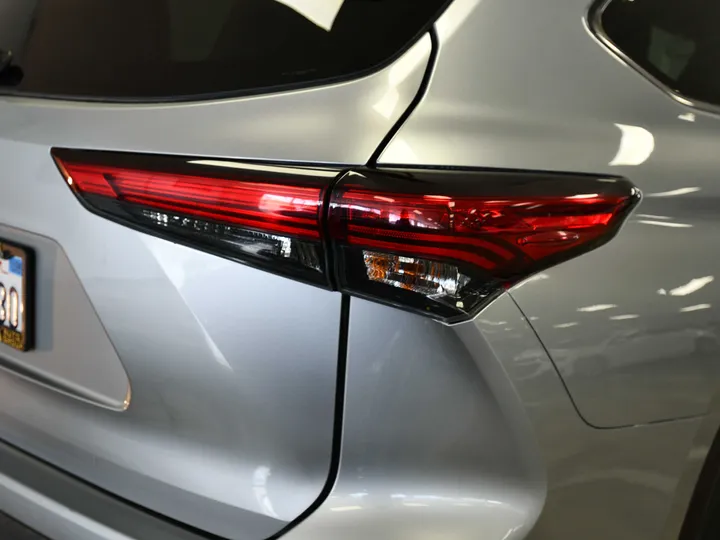 SILVER, 2020 TOYOTA HIGHLANDER Image 11